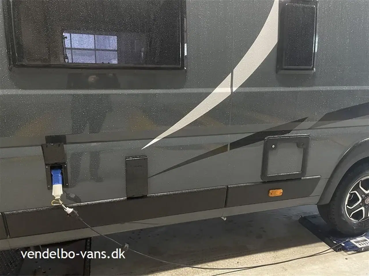 Billede 22 - 2024 - McLouis Menfys Van 04 - S-line   Enkeltsenge og 9. trins automatgear i den flotte Lazarote farve