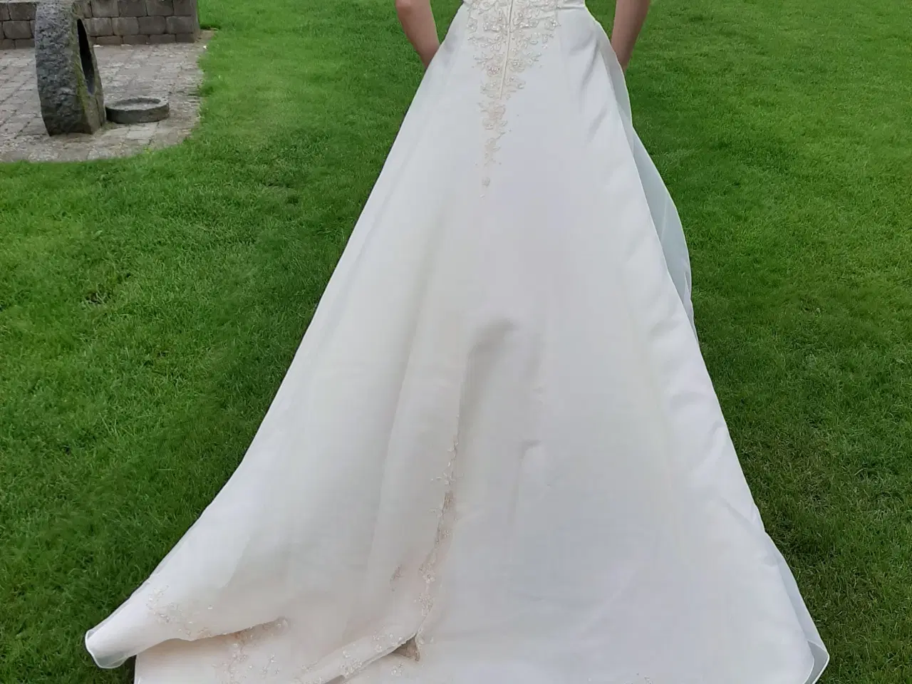 Billede 2 - Elegant brudekjole fra Unique