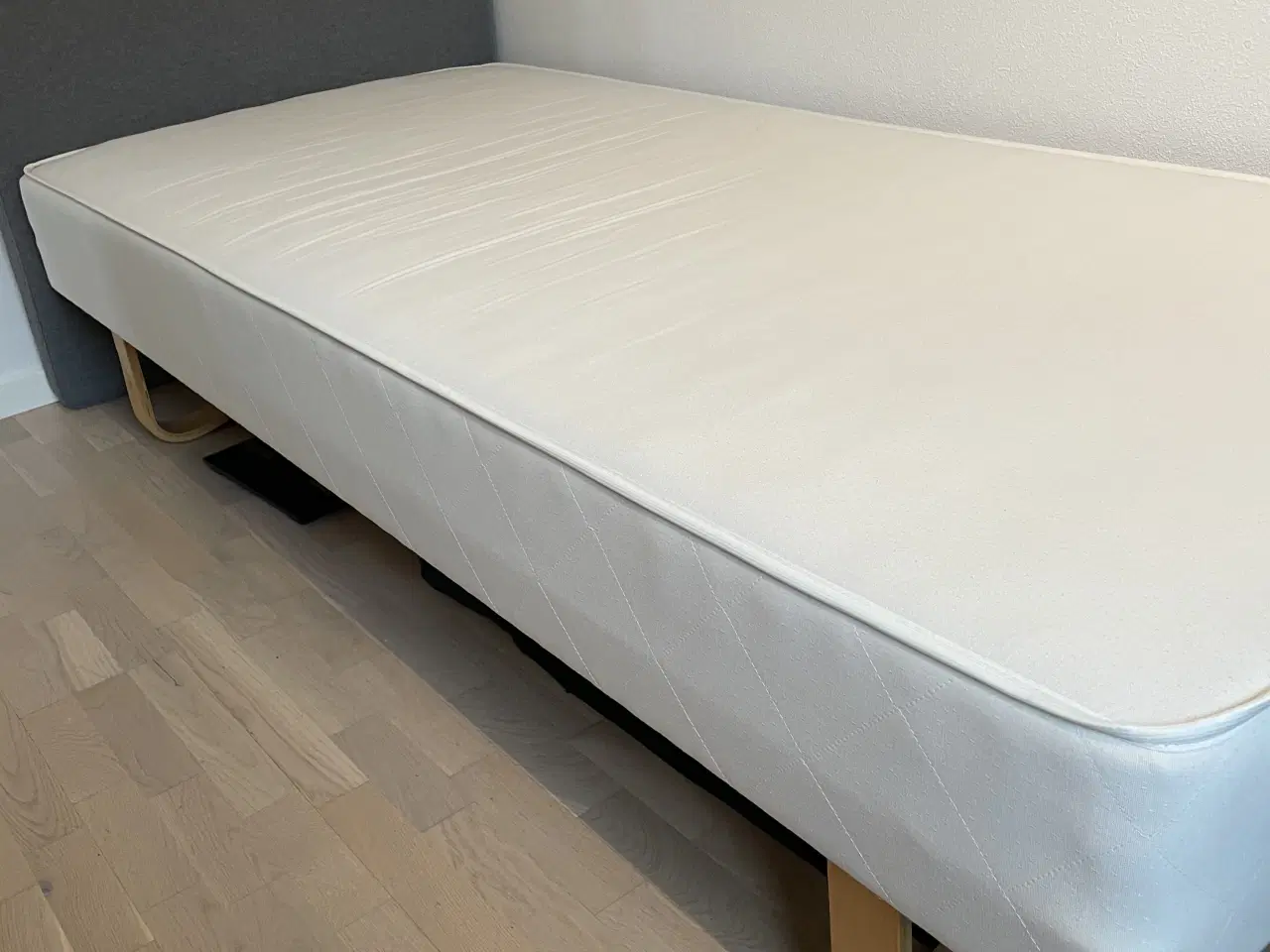 Billede 5 - Seng med topmadras sælges