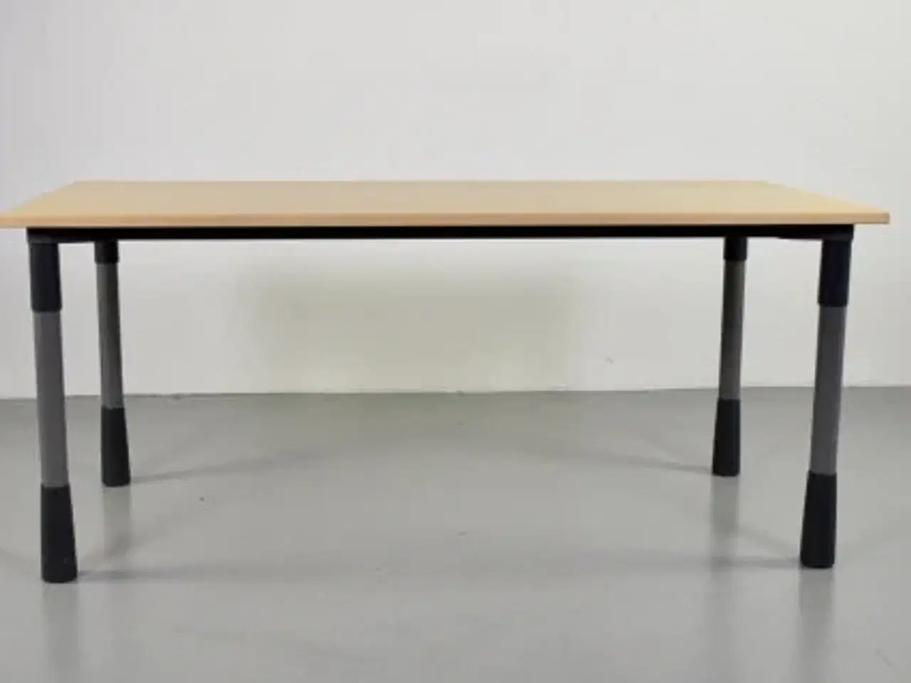 Billede 4 - Kinnarps konferencebord med plade i ahorn og på grå ben