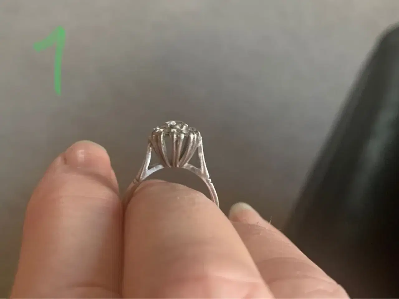 Billede 1 - 2 hvidgulds ringe med diamanter .