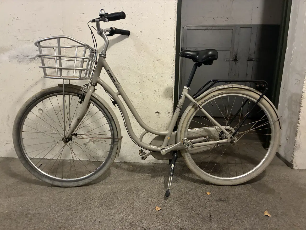 Billede 2 - Damecykel med kraftig stor cykelkurv foran.