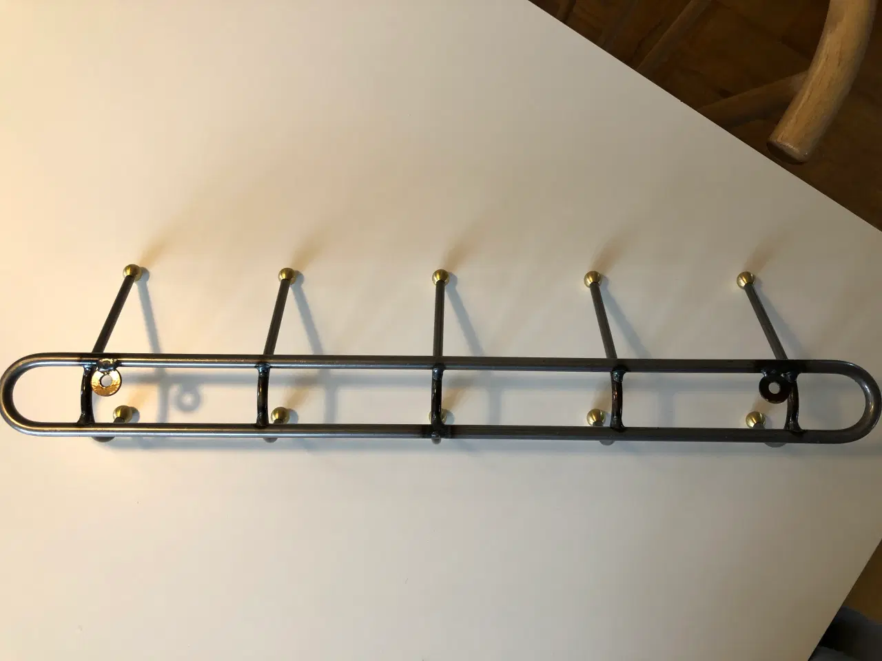 Billede 5 - Knagerække i lakeret stål med messing "dutter"