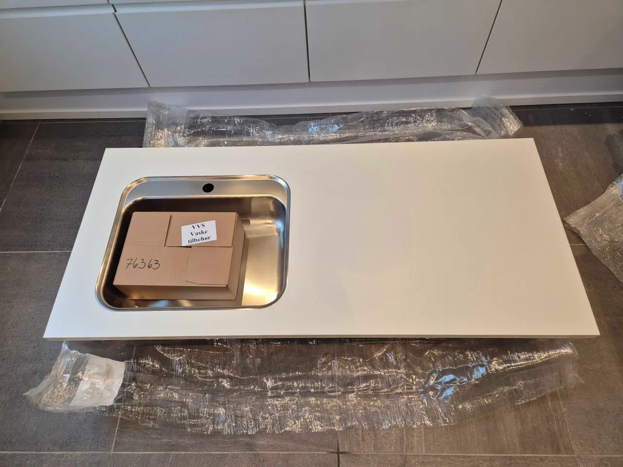 Billede 1 - Bordplade med nedlimet vask.