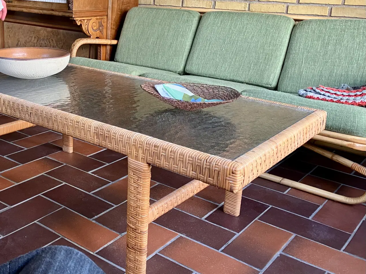 Billede 2 - Kurvesofa, -bord og lænestol (med grønne hynder)