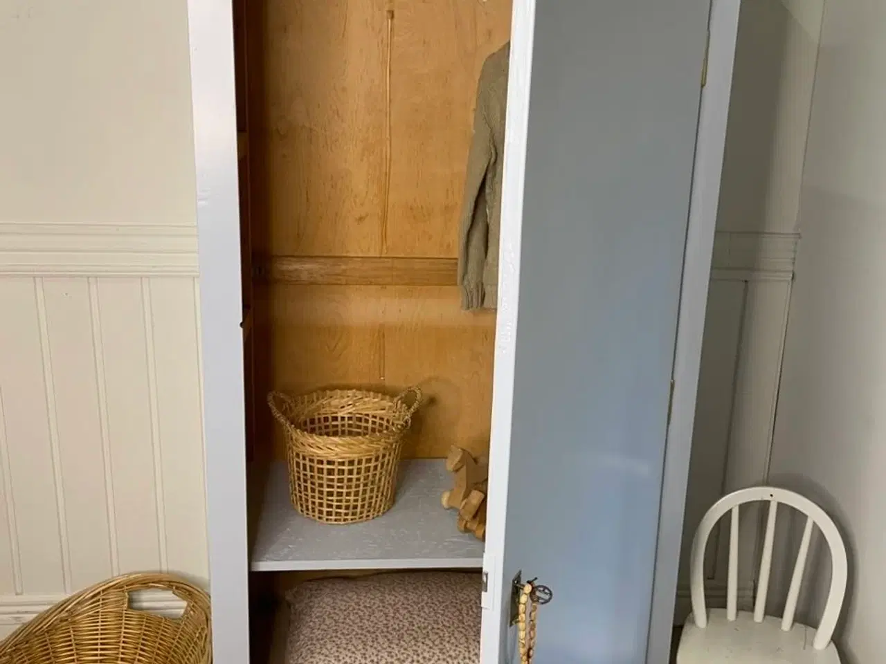 Billede 2 - Lille karlekammerskab 