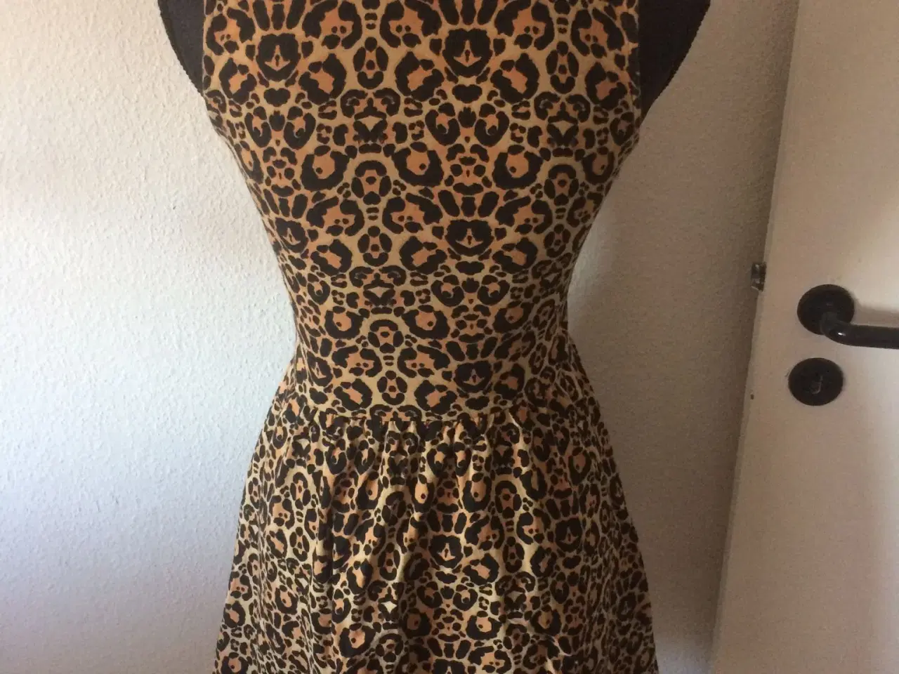 Billede 2 - divided leopard kjole