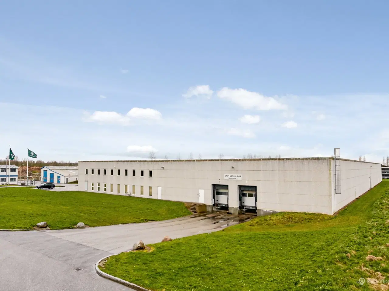 Billede 1 - Højloftet lagerhal med to læsseramper