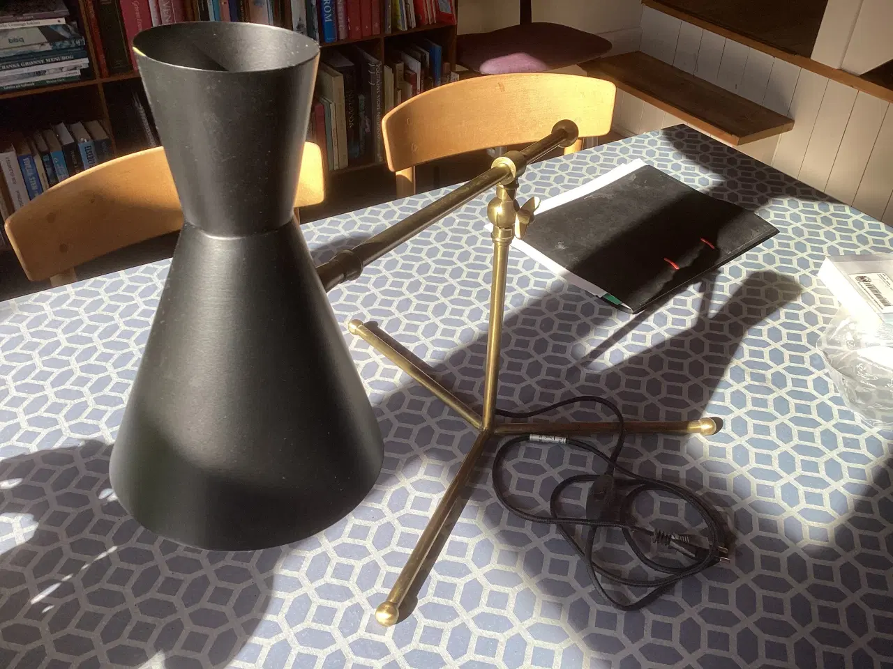 Billede 1 - Bordlampe med sort skærm