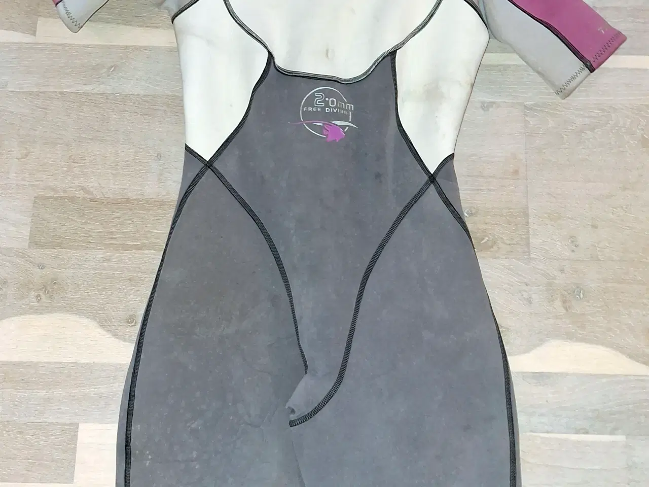 Billede 1 - Shorty med korte ærmer og ben