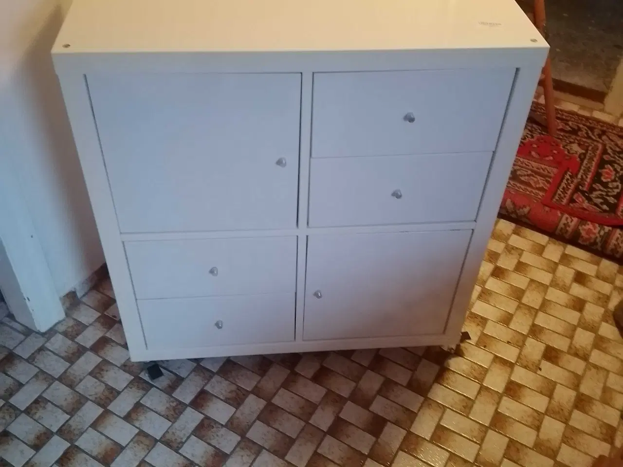 Billede 1 - Skab i lakeret træ med hjul under