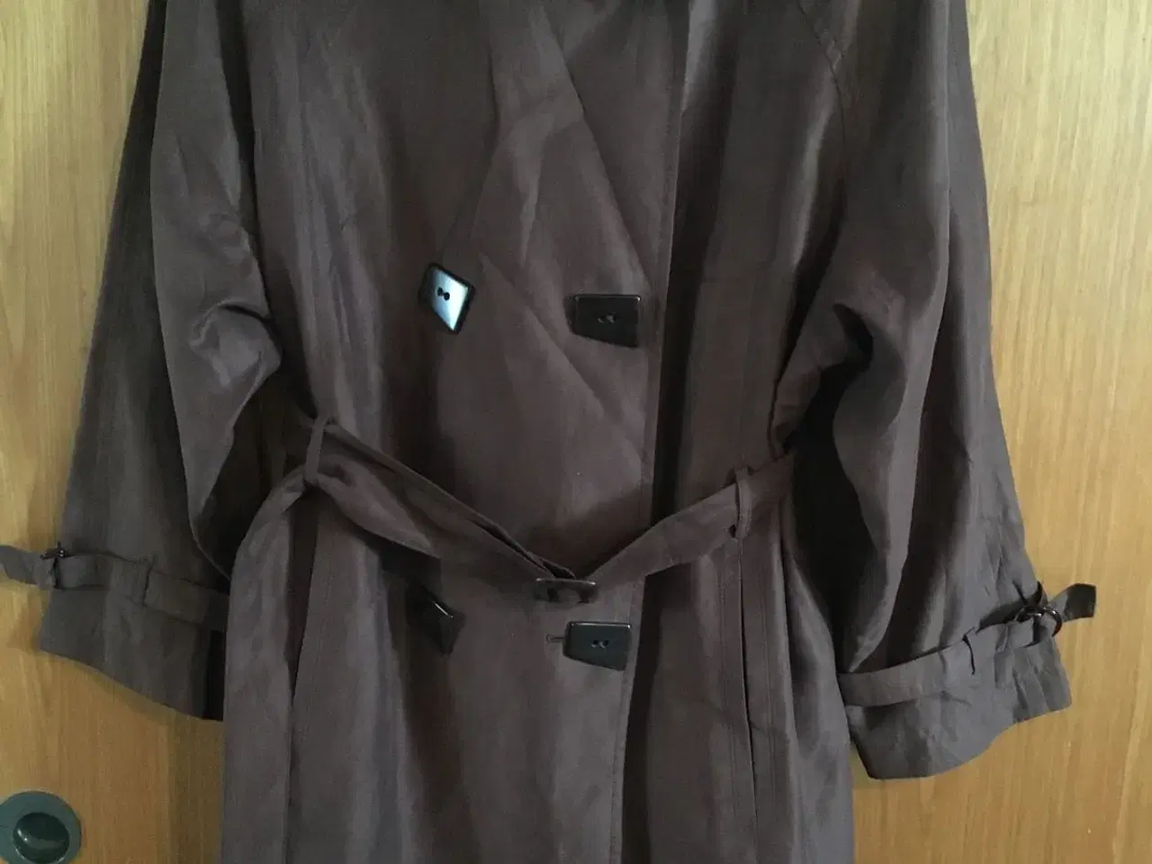 Billede 3 - Lækker mørkebrun frakke til salg