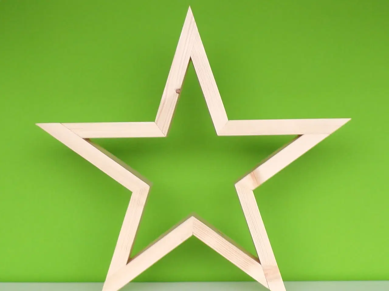 Billede 1 - Ny håndlavet stjerne i lakeret fyrretræ