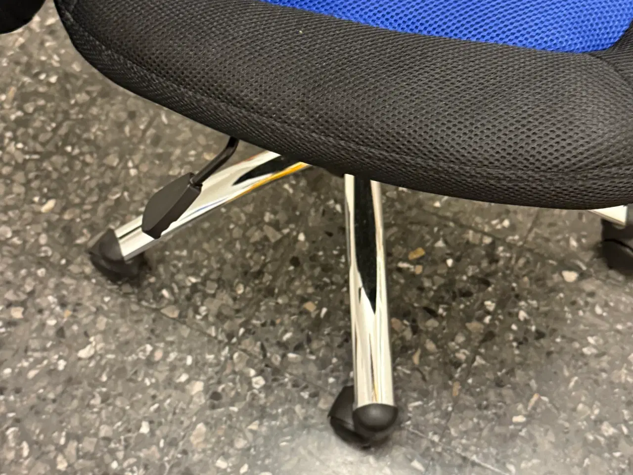 Billede 6 - Kontorstol i sort og blå 