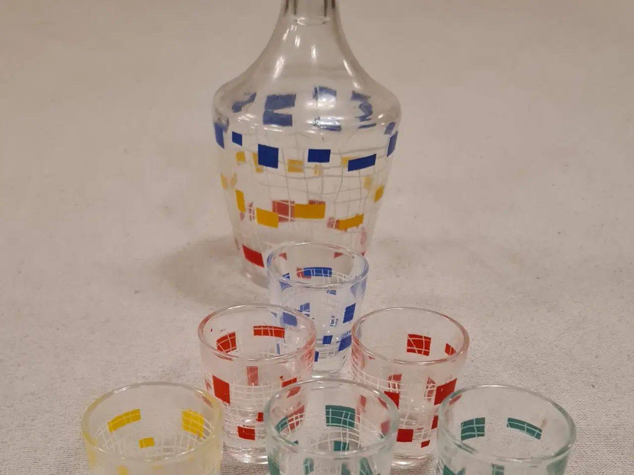 Billede 3 - Glas karaffel med farvede firkanter