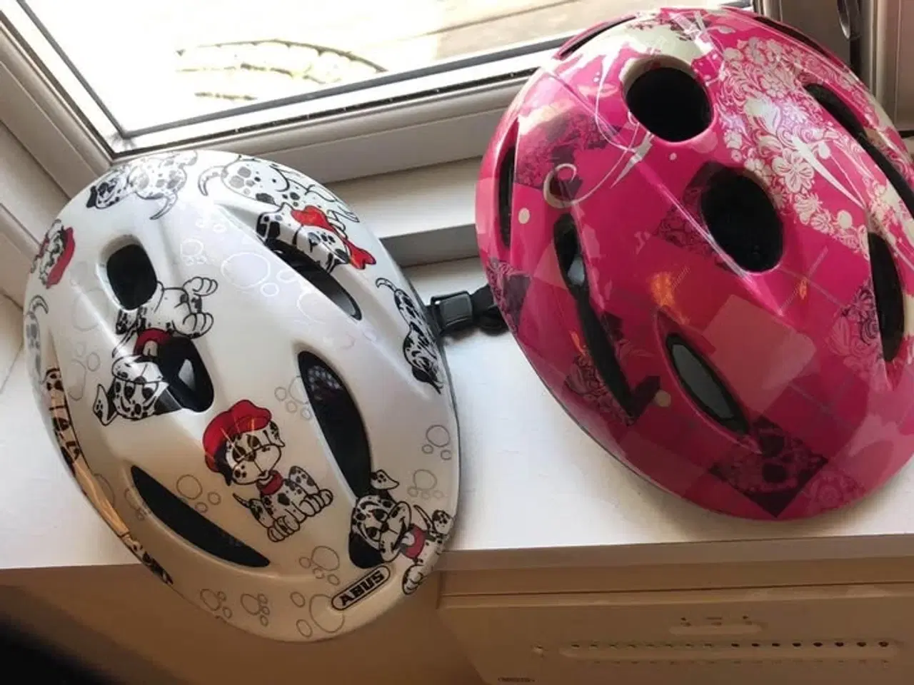 Billede 1 - Støttehjul, ringklokke og cykelhjelme