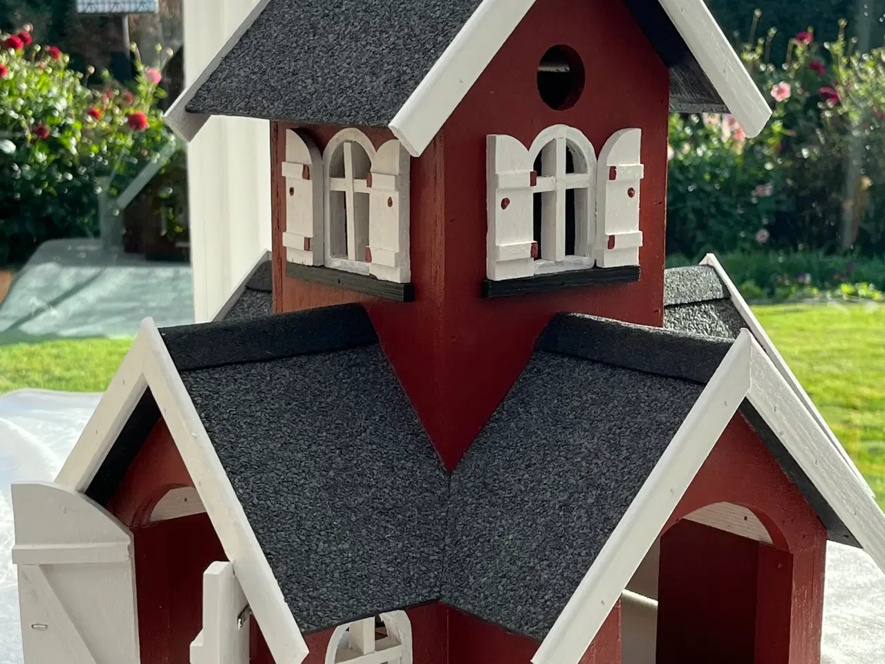 Billede 2 - Fuglehuse med rede på 1. Sal og foderplads i stuen