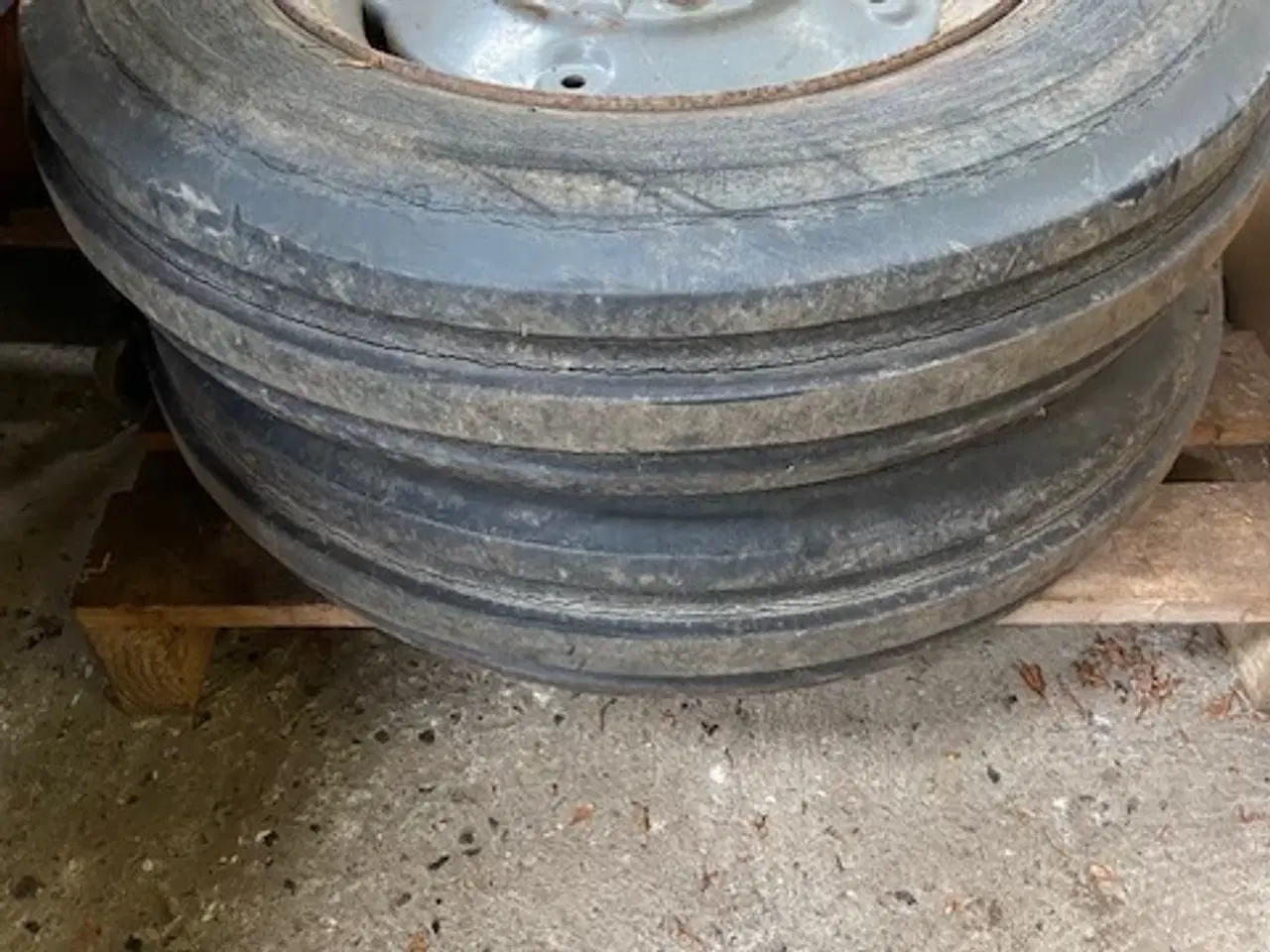 Billede 1 - MF traktor forhjul.