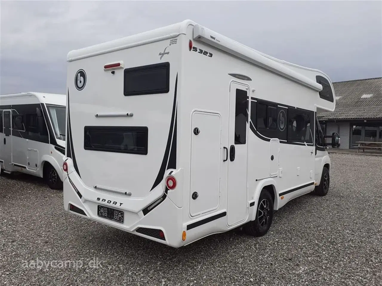 Billede 2 - 2021 - Benimar Sport 323 NK   Den Perfekte Familie camper. NK pakke. automatgear. solceller. Bemærk kun 20,000 Km !!!!