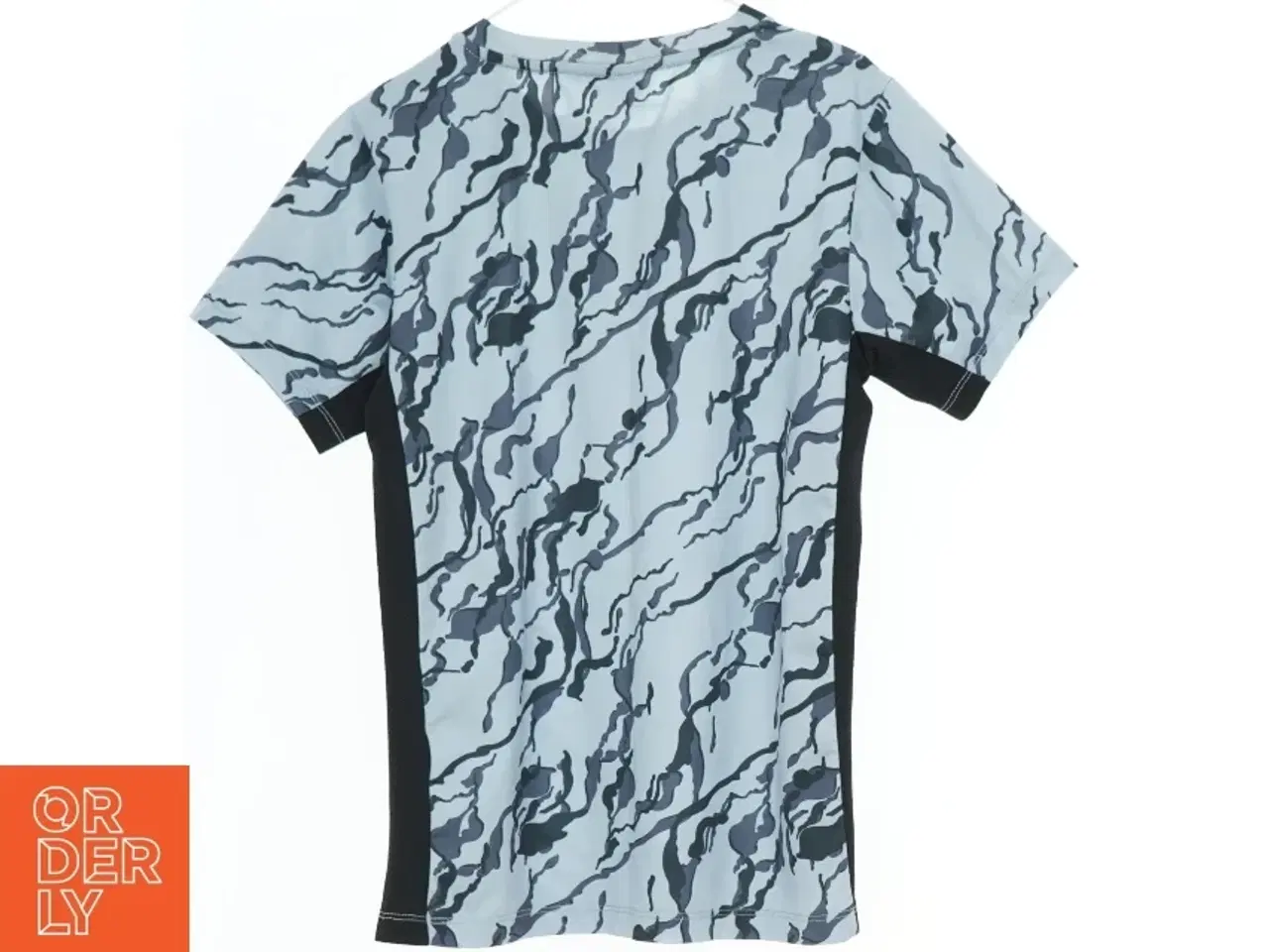 Billede 2 - Kortærmet T-shirt med mønster fra Hummel (str. 140)