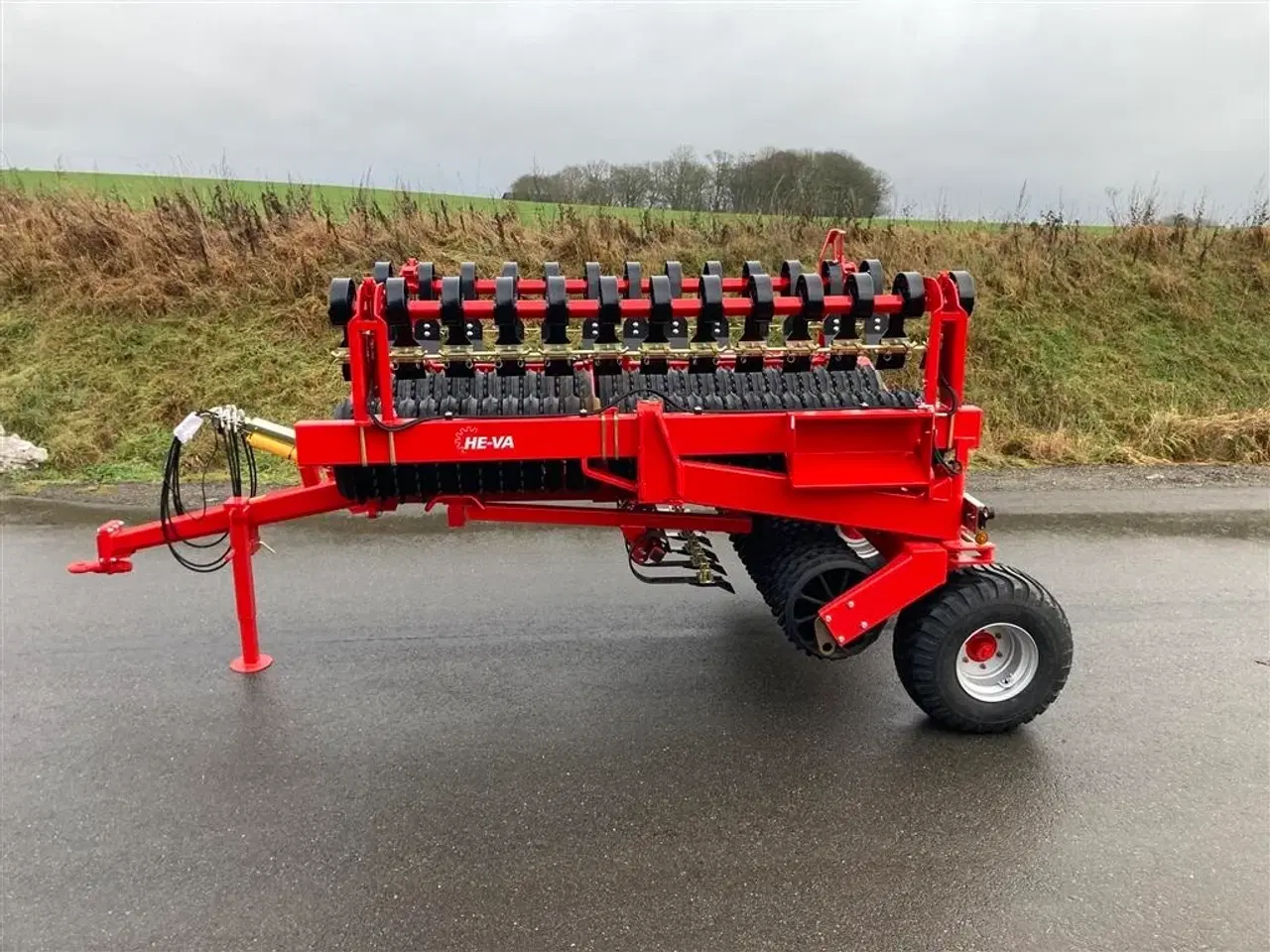 Billede 13 - HE-VA HE-VA TIP ROLLER 8.20 m. Spring-Active-Transfer System - som er en fjederaktiveret vægtoverføring.