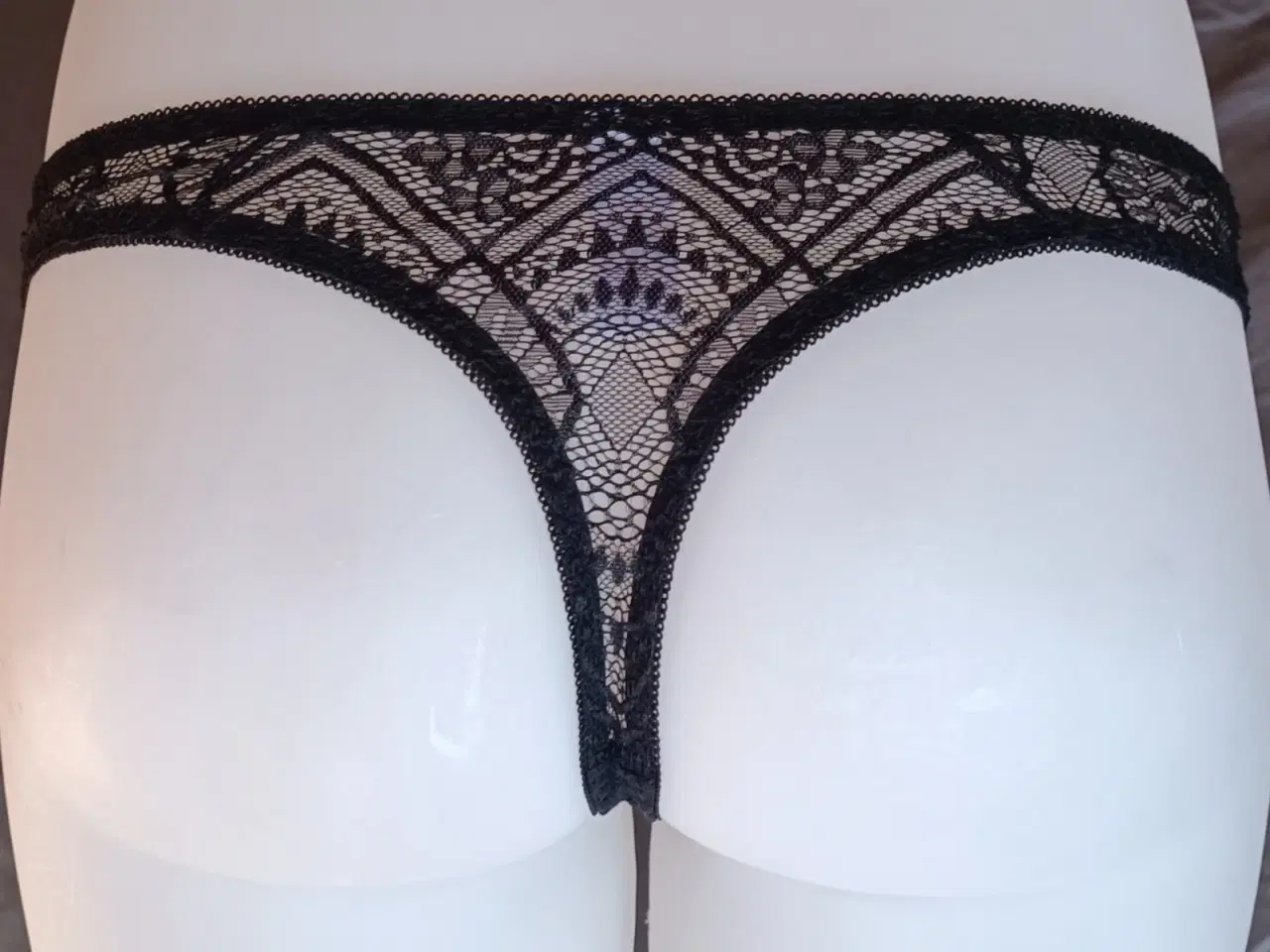 Billede 6 - G-streng med blonde i sort og rød