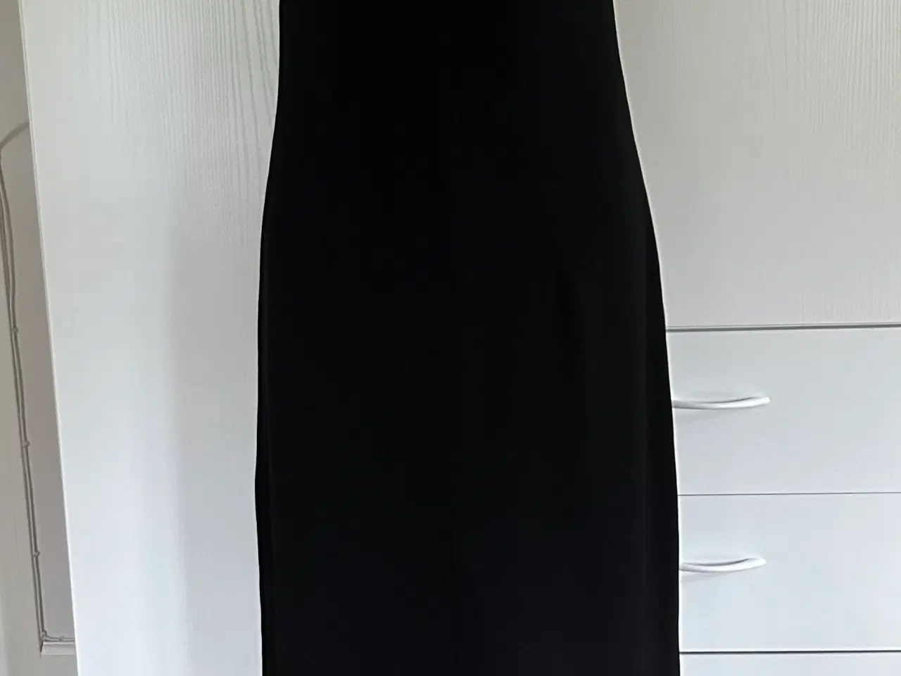 Billede 1 - Lang, sort kjole med slids