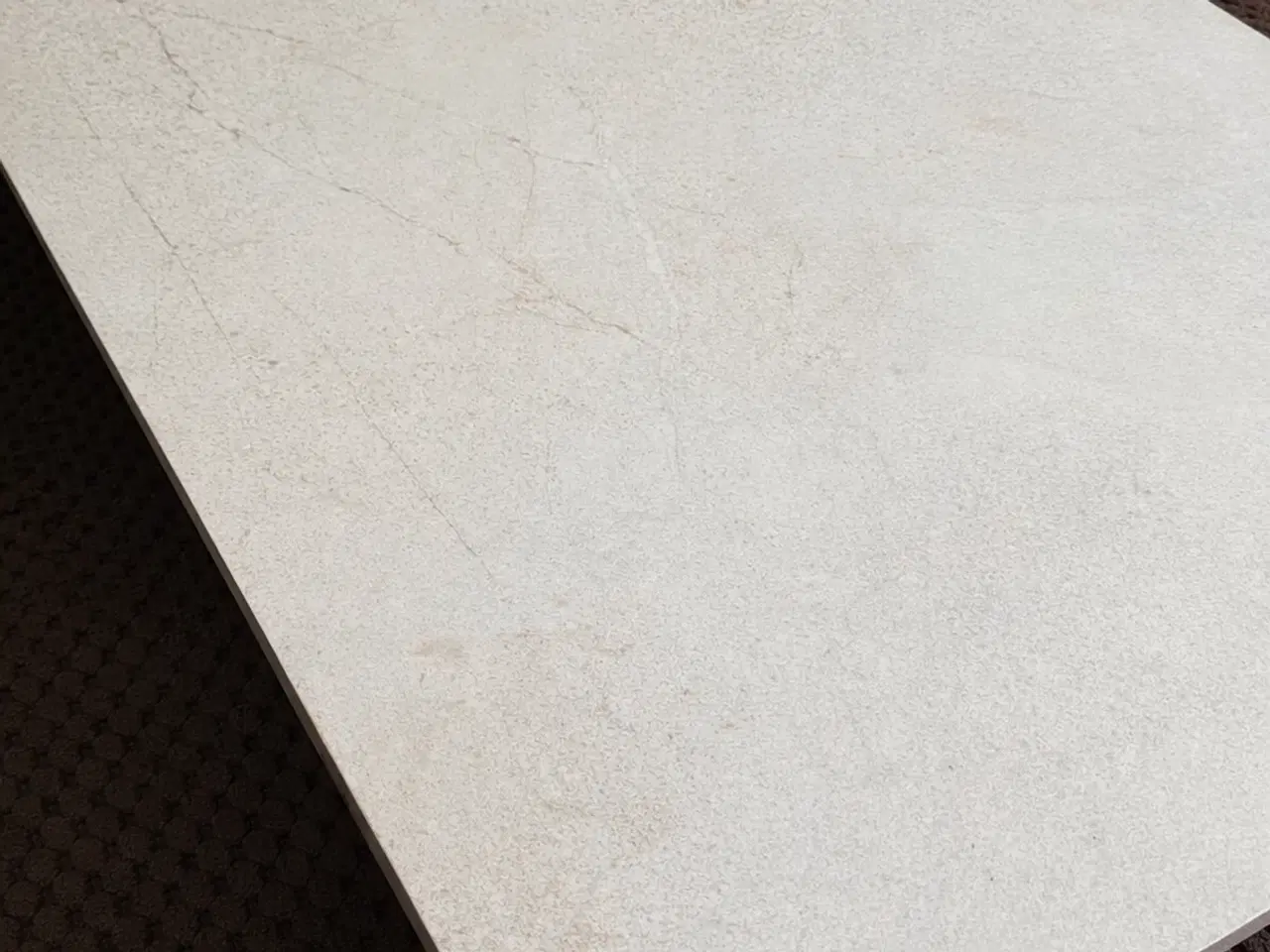 Billede 3 - Unikt sofabord i marmorlook med massiv egetræsben