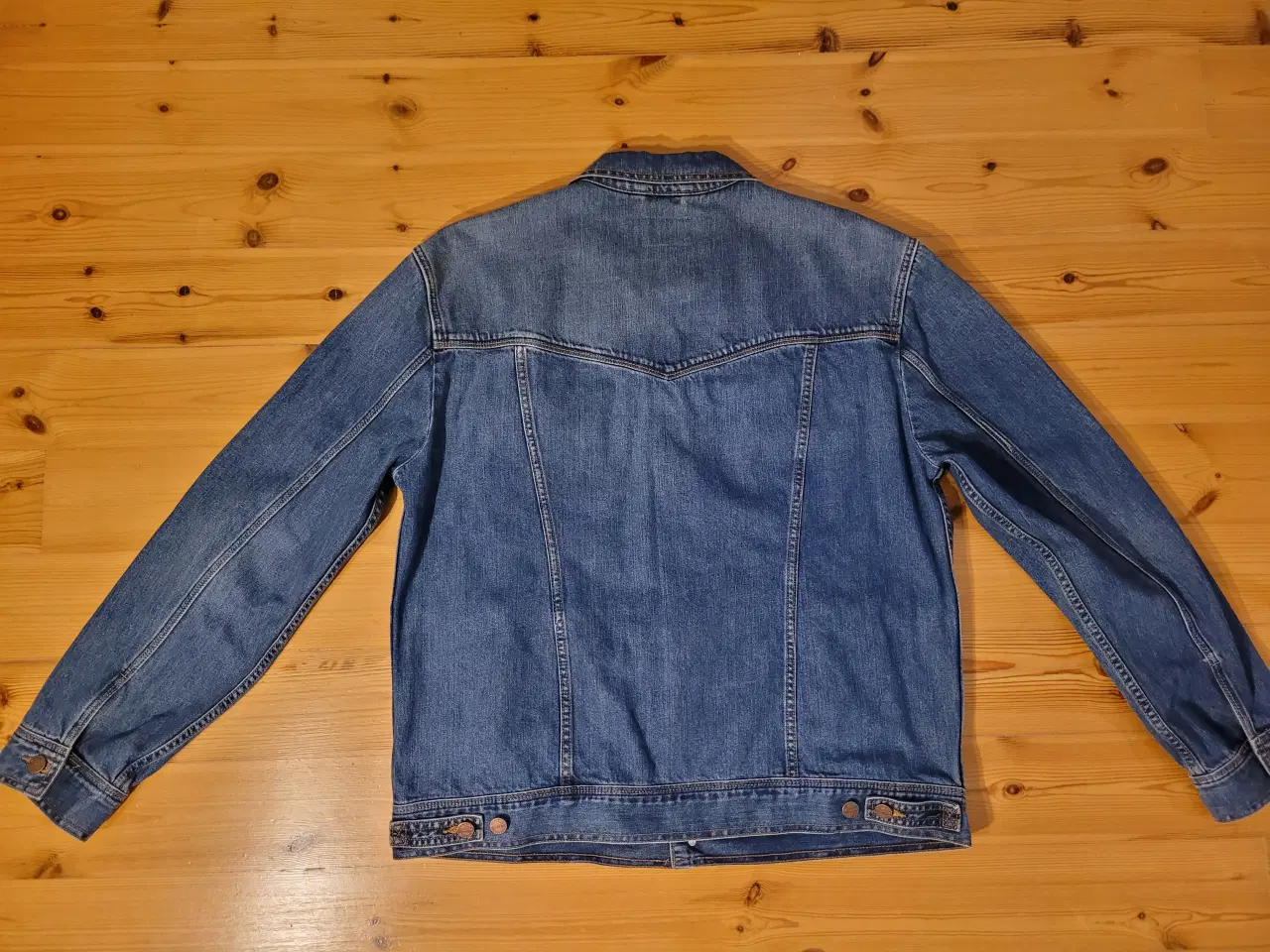 Billede 2 - Wrangler denimjakke i mid stone