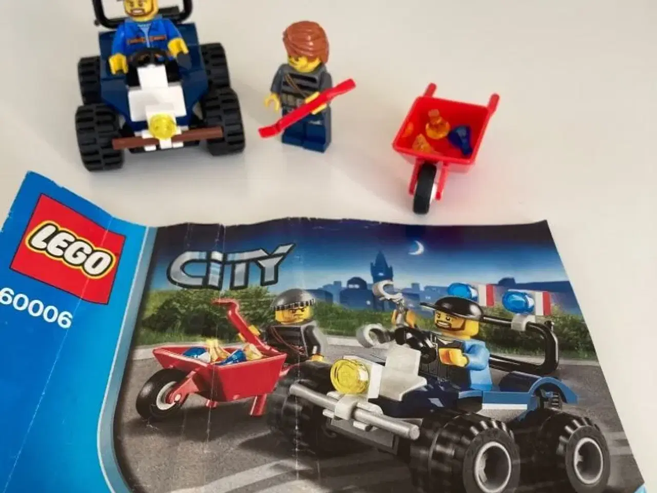 Billede 1 - Lego city bil og 2 mænd