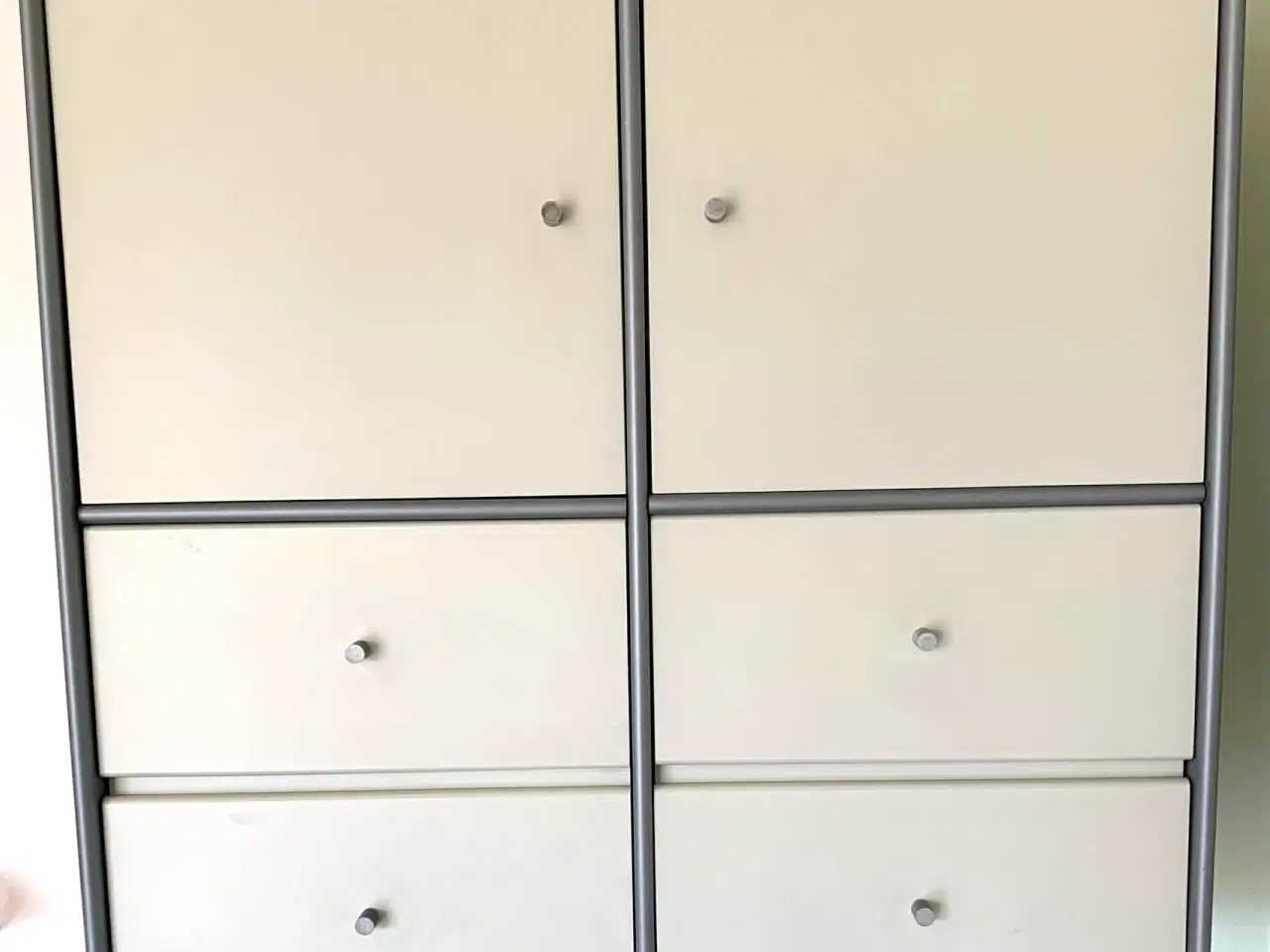 Billede 3 - Montana skab med 2 låger og 4 skuffer samt hylde