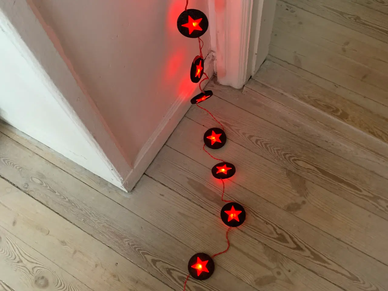 Billede 1 - Flot lyskæde med 10 røde stjerner