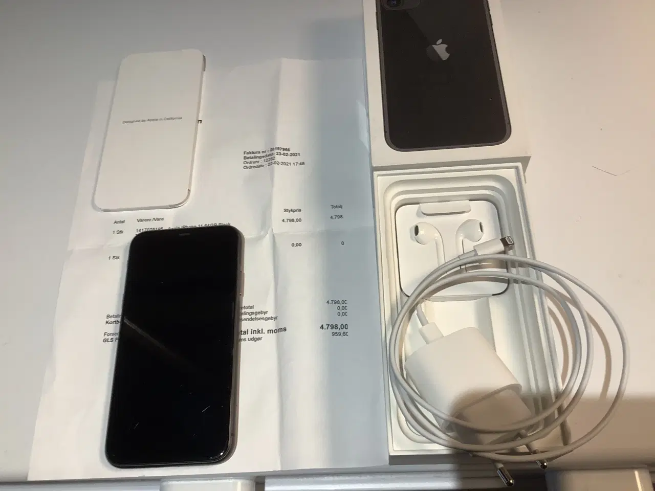 Billede 1 - IPhone 11 med( øretelefon aldrig brugt) lader