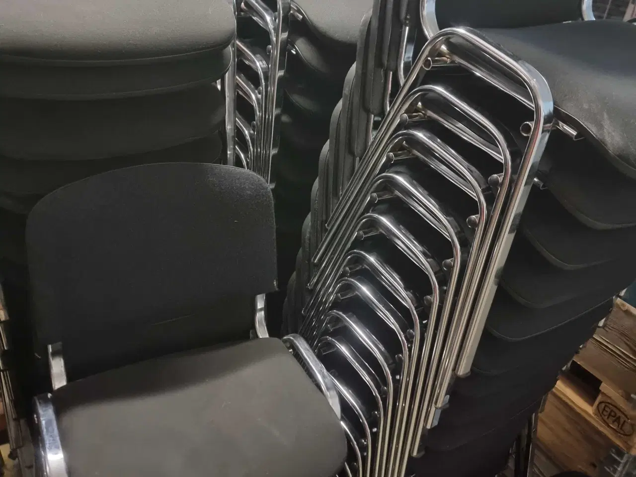 Billede 2 - Stabelstole med sorte betræk 