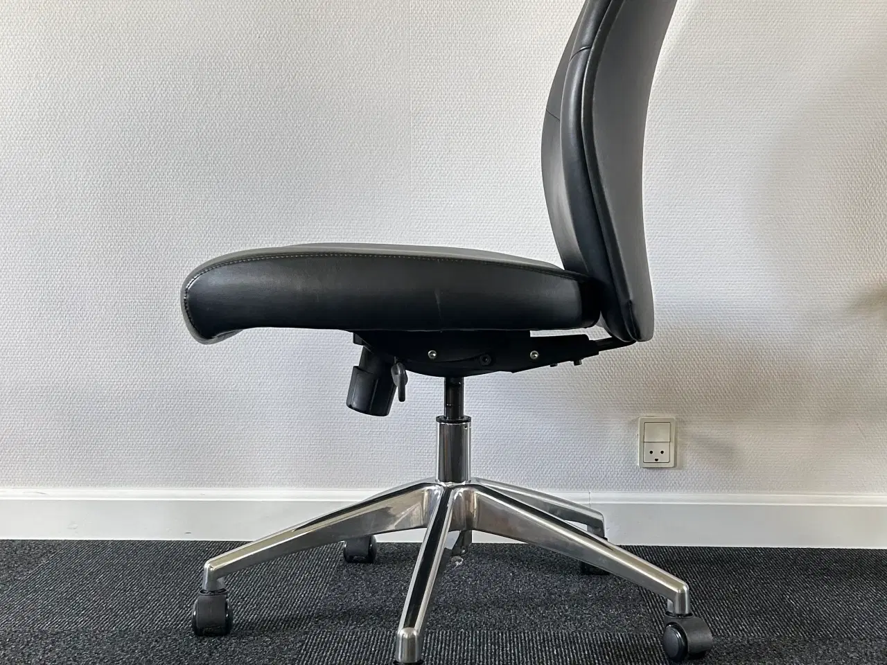 Billede 6 - Kvalitetskontorstol i sort skind. 