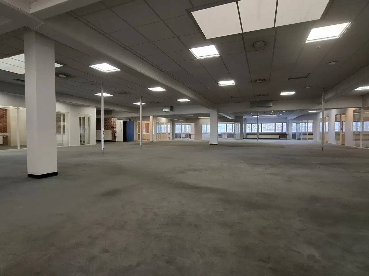 Billede 26 - Suveræn Beliggenhed – Showroom. Klinik, Butik, Gaming, Kontor mm. – Stort åbent areal i midten og mindre cellekontorer i glas.