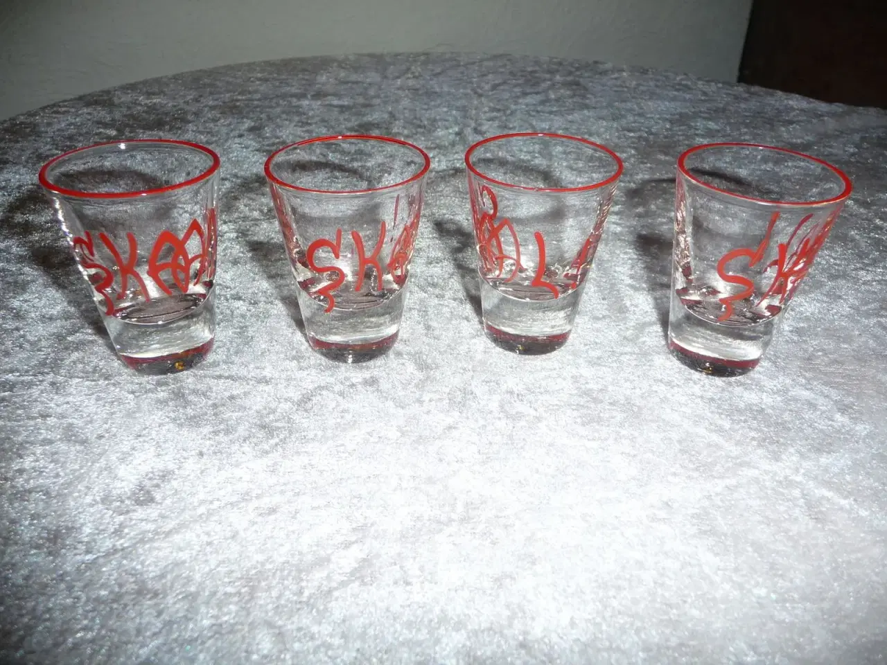 Billede 2 - 8 skaal snapse glas med rød skrift