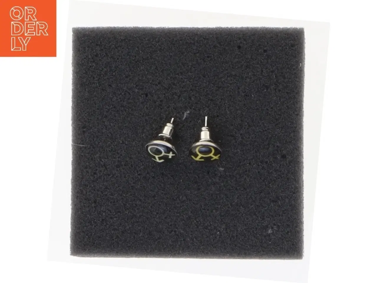 Billede 3 - Runde ørestikker med symboler fra charlotte russe (str. Ø 1 cm)