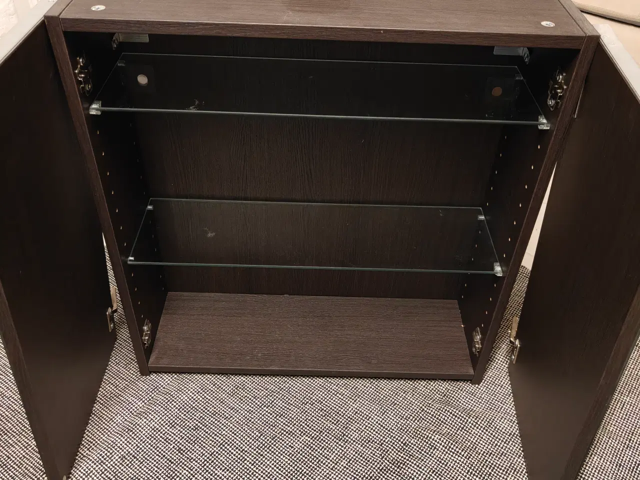 Billede 1 - Badeværelsesskab med glashylder i flot træ