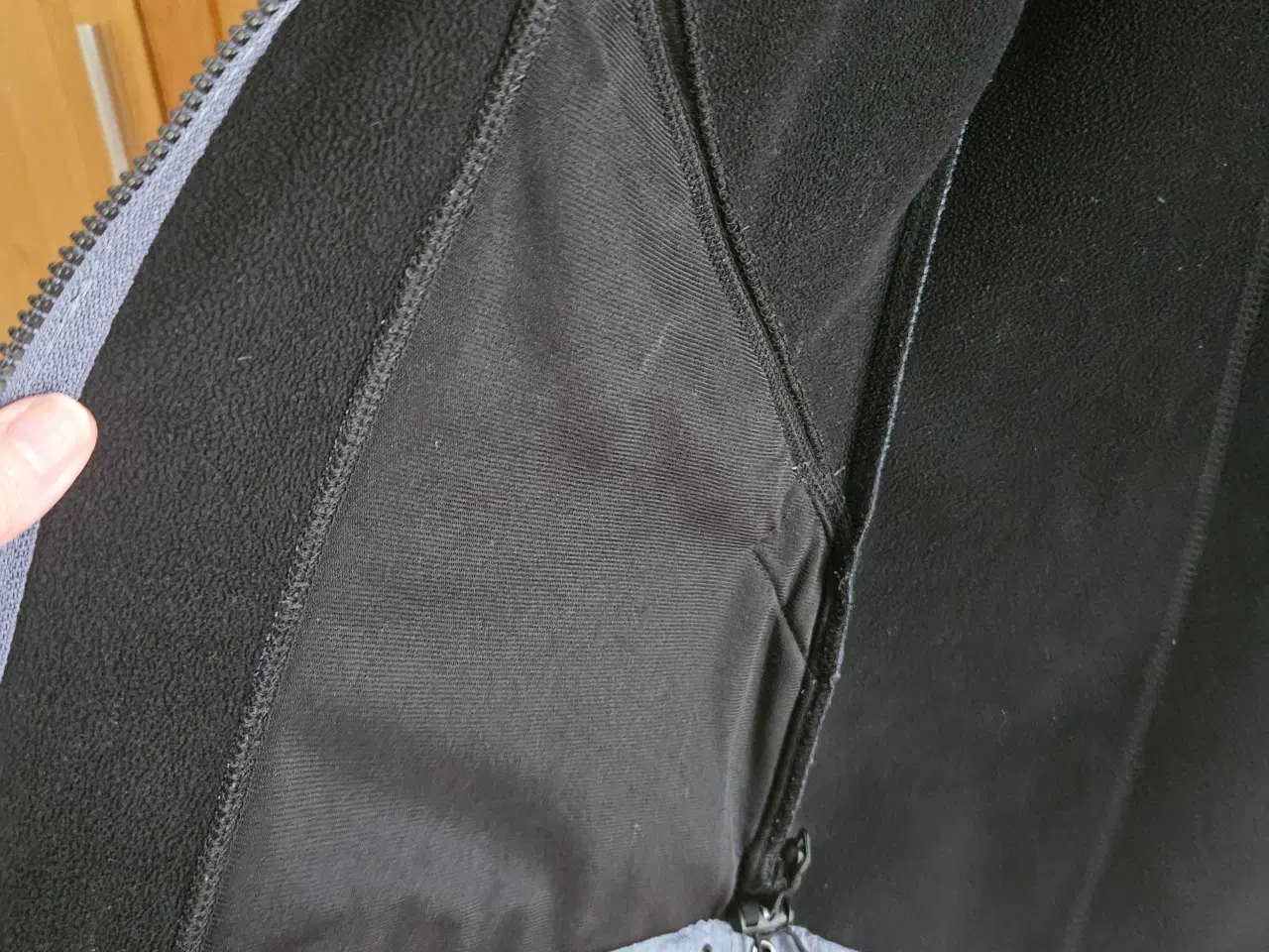 Billede 7 - VINDAFVISENDE JAKKE SOM NY 