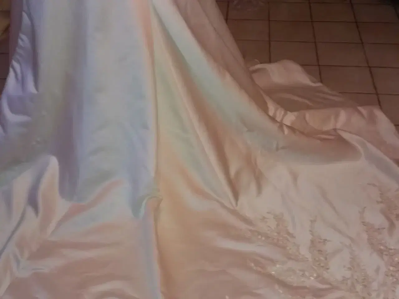 Billede 3 - smuk brudekjole med slæb