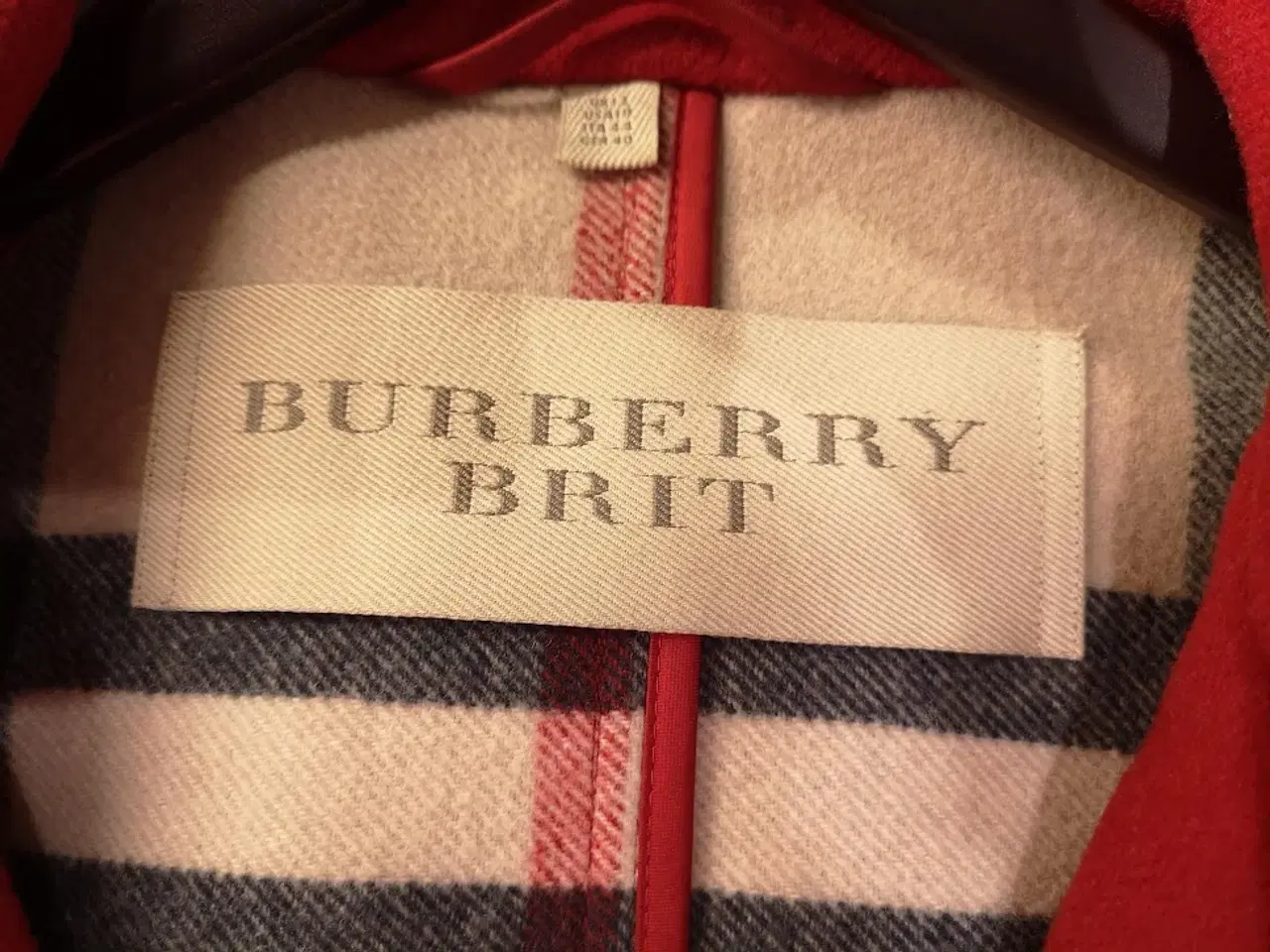 Billede 3 - Rød Burberry frakke
