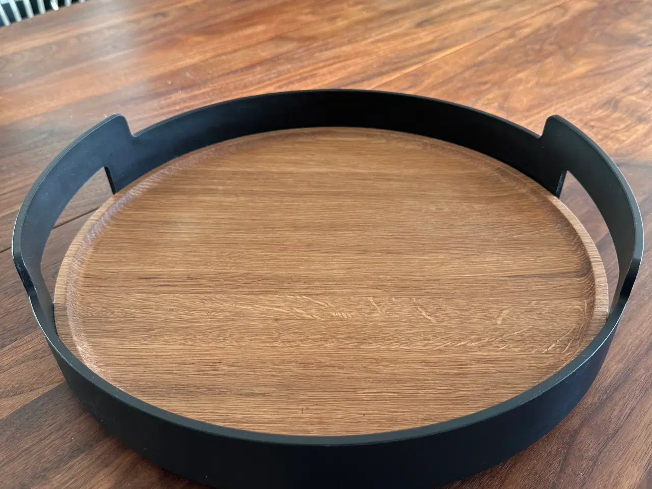 Billede 1 - Eva Solo træbakke med rund form og sort kant. 