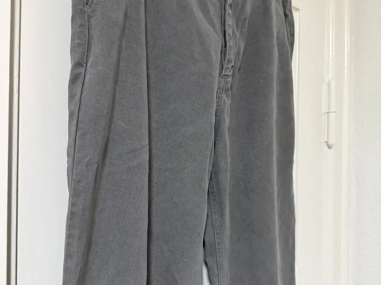 Billede 2 - A Day's March bukser, grå i flot stand – str. 50