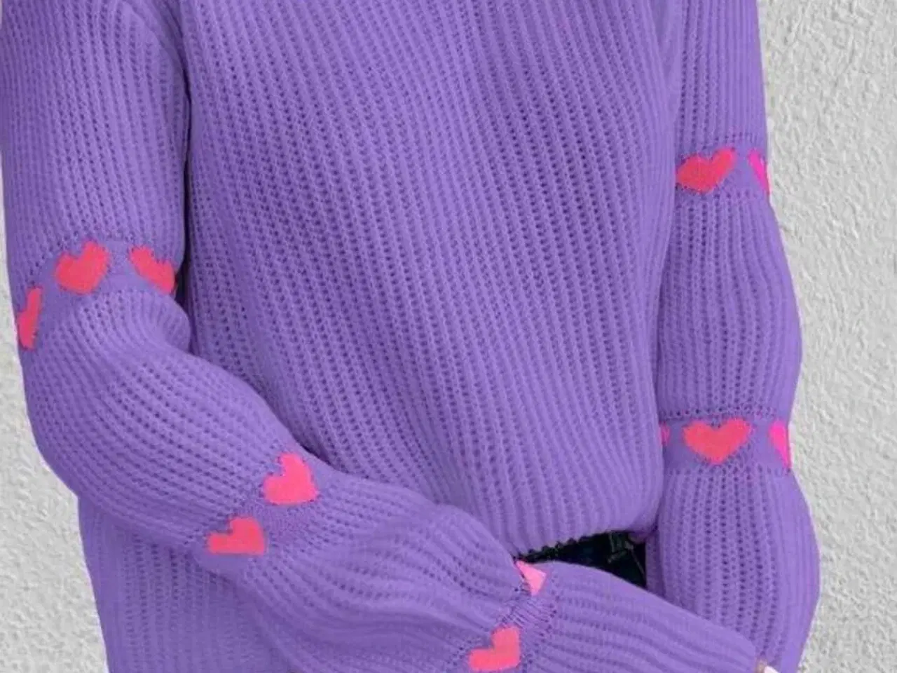 Billede 1 - Lilla sweater med lyserøde hjerter str.L