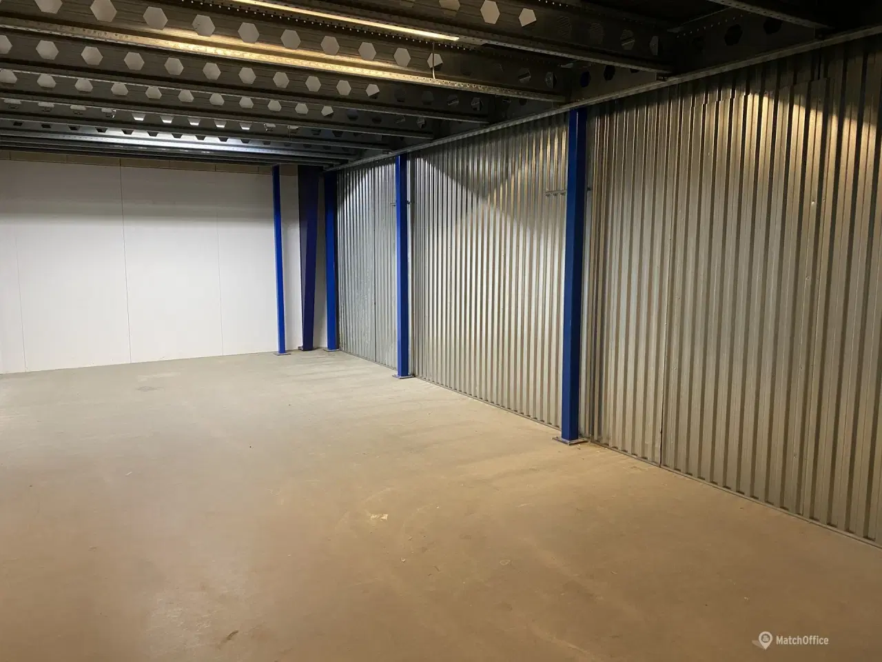 Billede 2 - Rummeligt tørt lager i gadeplan med port - bil kan køres helt til lager