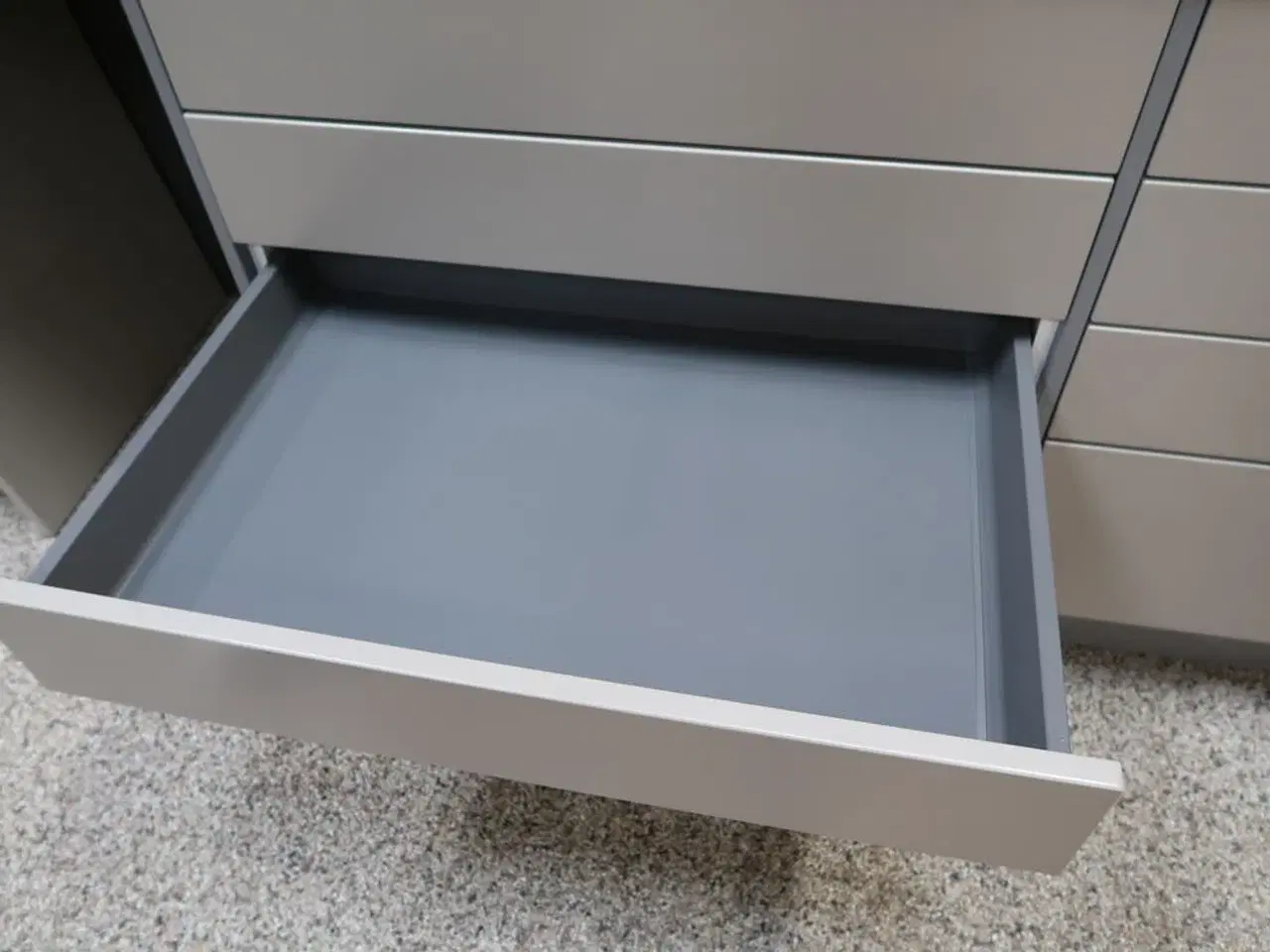 Billede 21 - Køkken NORDANRO uden hårdehvidearer/armatur med stenbordplade SILESTONE