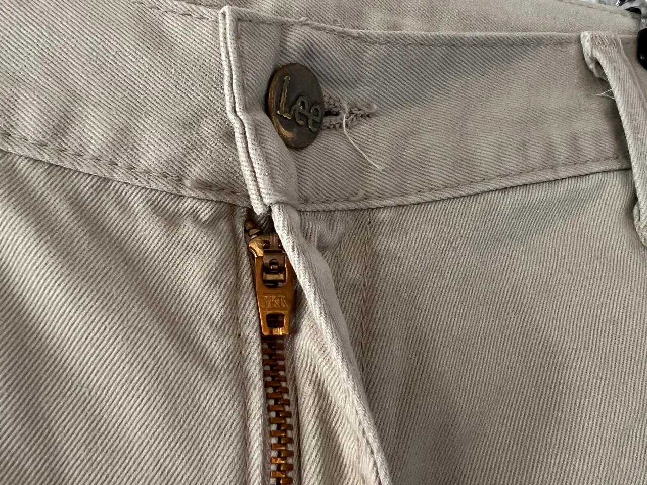 Billede 5 - Sandfarvet Jeans fra Lee. (Størrelse: W40/L32)