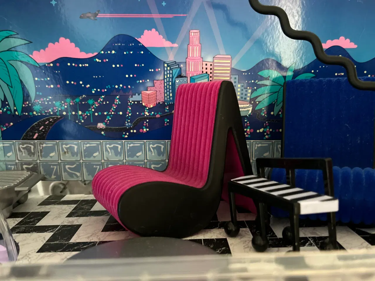 Billede 5 - L.O.L. Surprise dukkehus med møbler