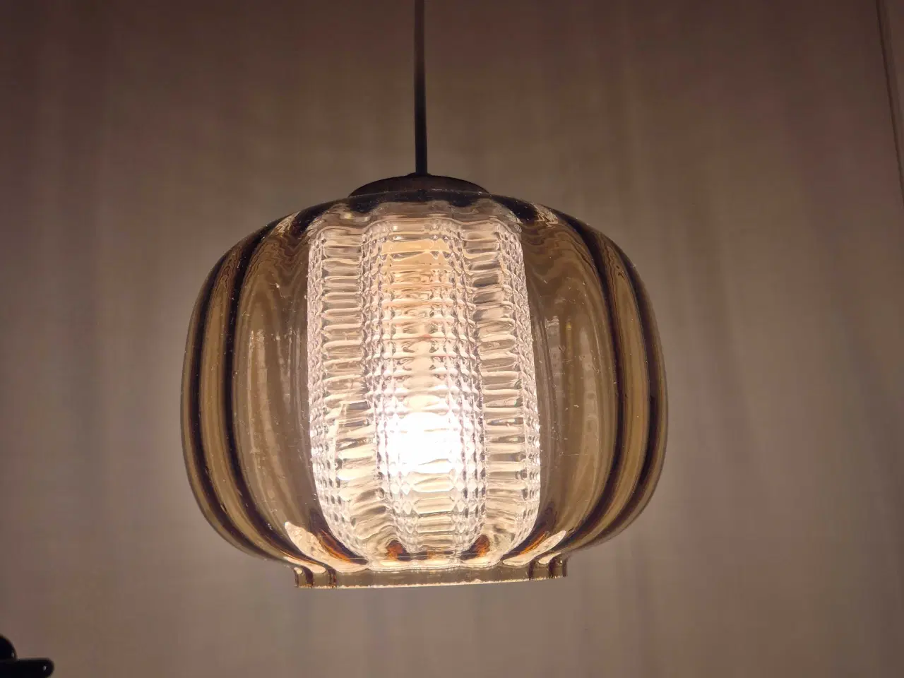Billede 1 - Smuk svensk retrolampe i ravfarvet glas 